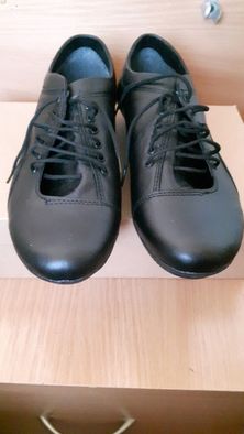 Нови черни обувки естествена кожа 38 номер с подаръци ботуши и други