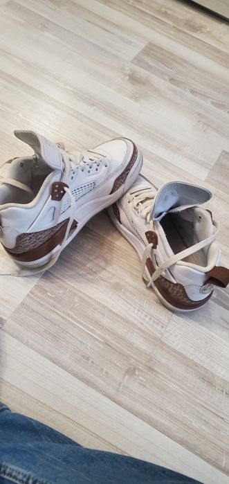 Vând Jordan baieti 35