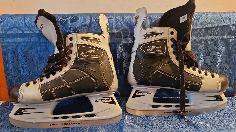 Patine de gheata de hockey CCM nr 46 in stare buna