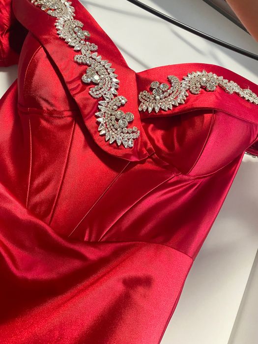 Rochie eleganta cu umerii lasati