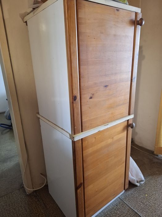 Продавам 2 шкафа с по 2 рафта. Размери 60/60 см.