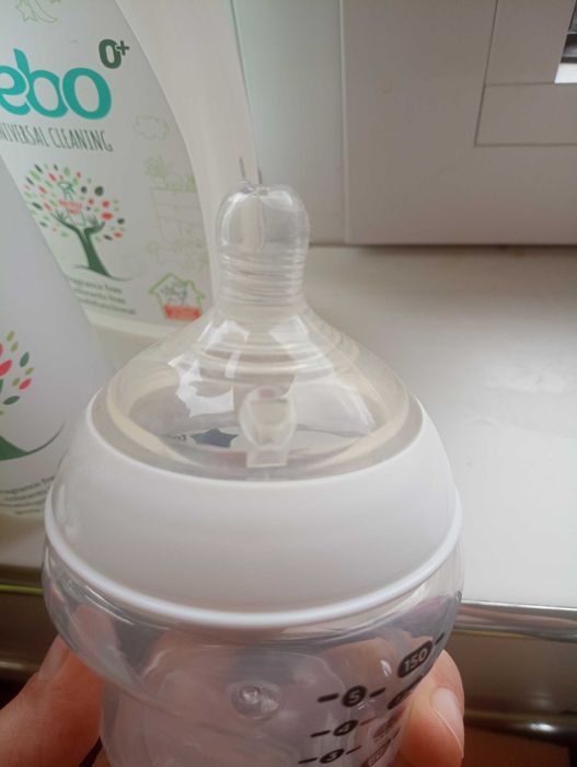 Шишета с биберони Tommee tippee