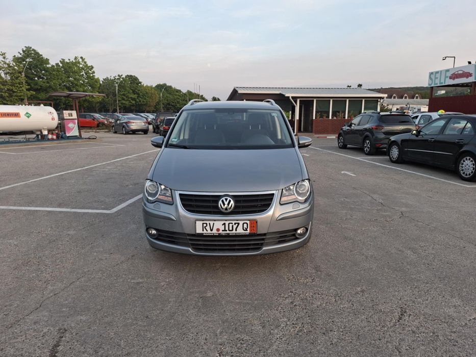 Vw Touran 2010  1.9  Tdi  7 Locur Adusa Recenti
Motorizare 1.9 Tdi 6.