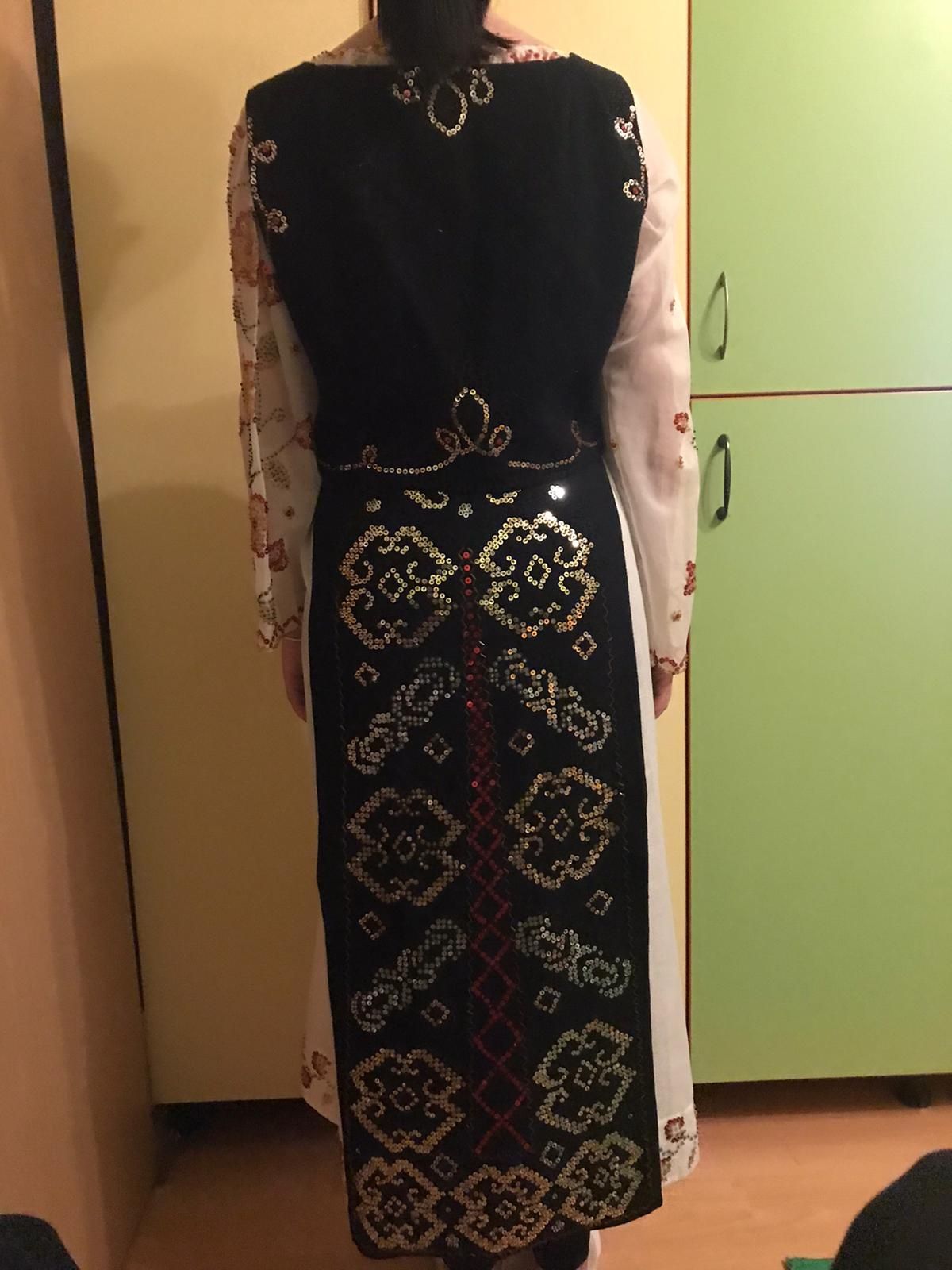 Costum popular cu paiete