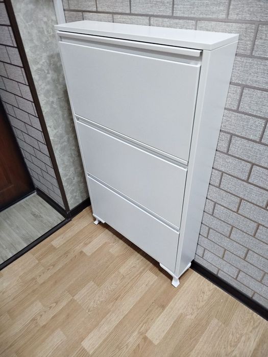 Trentdagi oyoq kiyim javoni