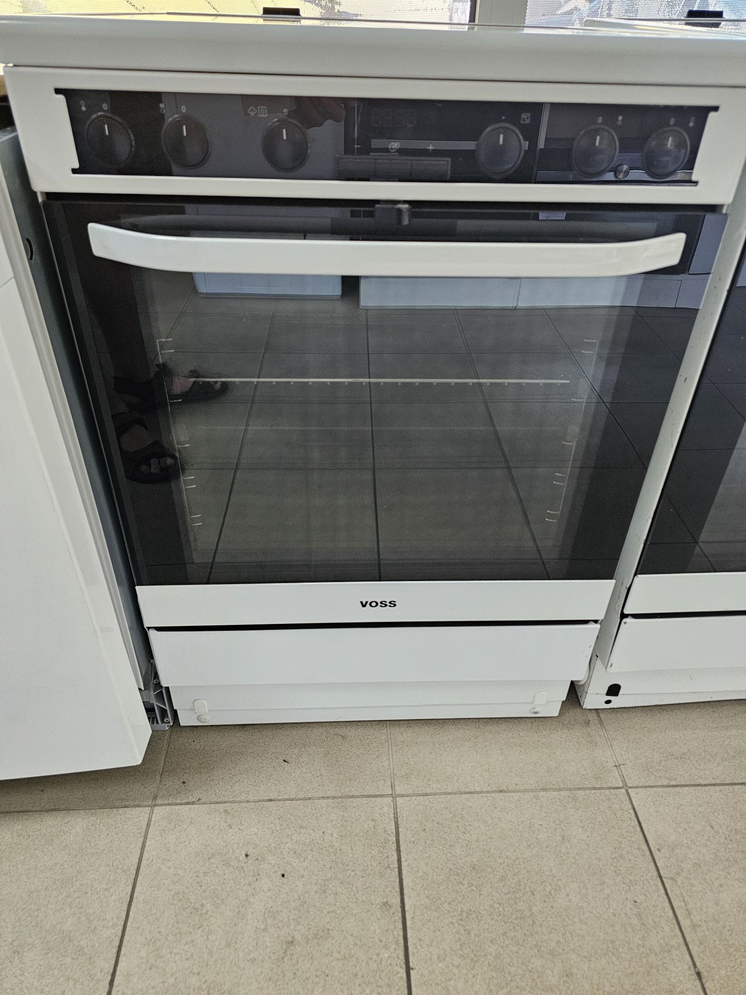 Печка с индукционни котлони Voss Electrolux ELI14340HV