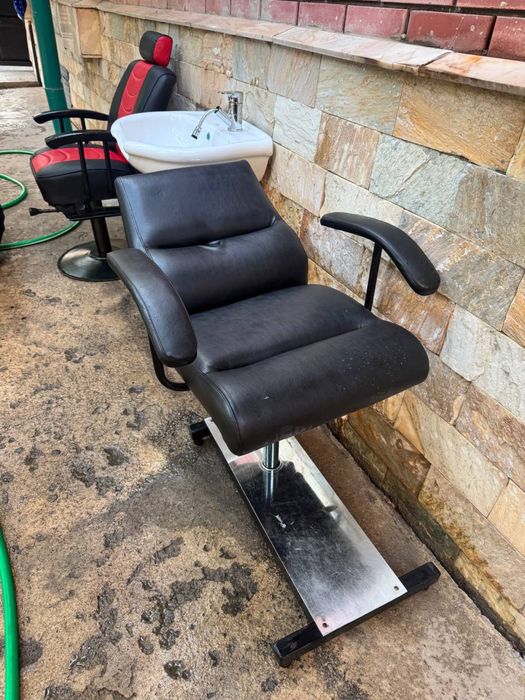Продается недорого, кресло в салон красоты и кушетка под мойку,идеал