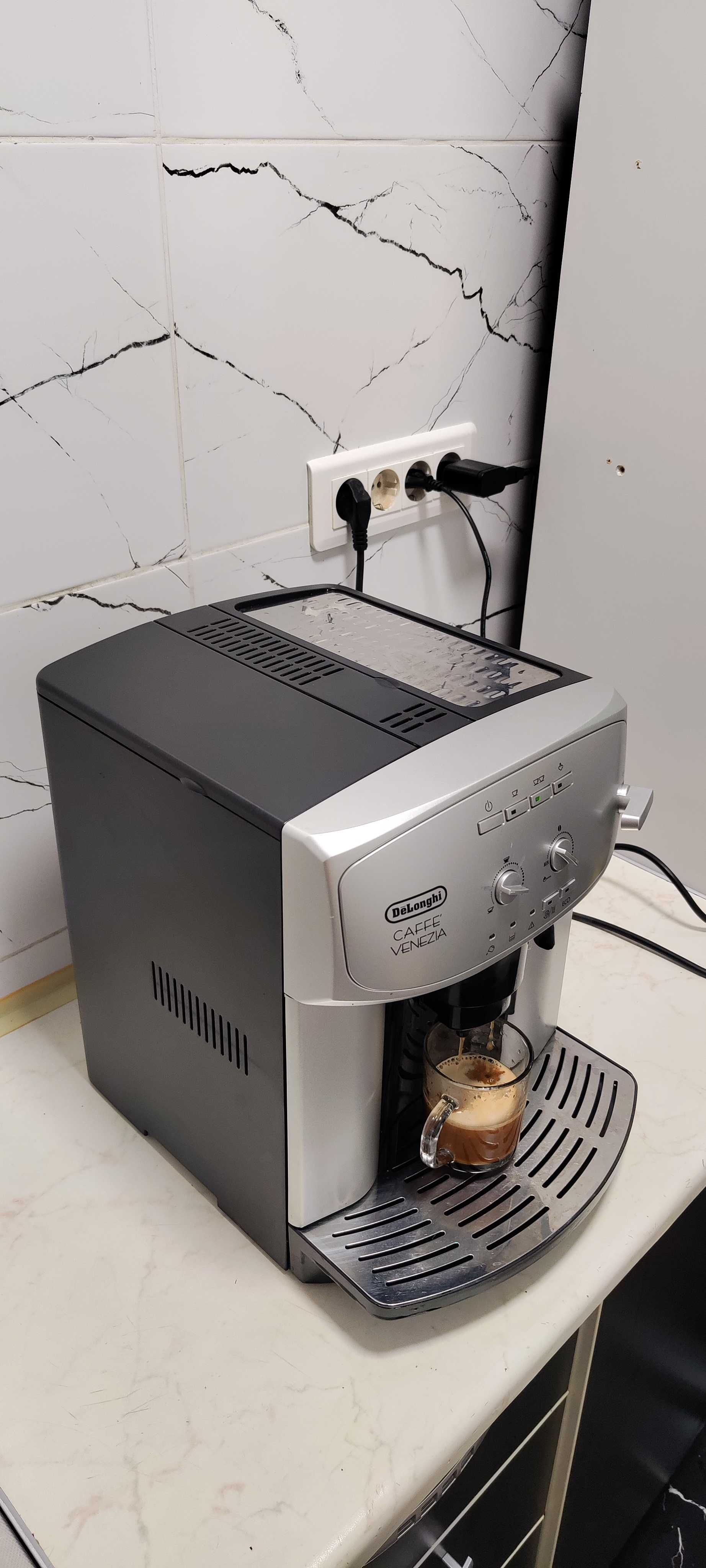 Espressor Automat DeLonghi Caffe Venezia ESAM2200.S cu Cafea Boabe
