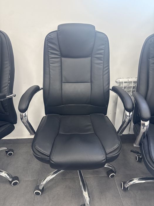 Кожанное кресло в хорошем состоянии