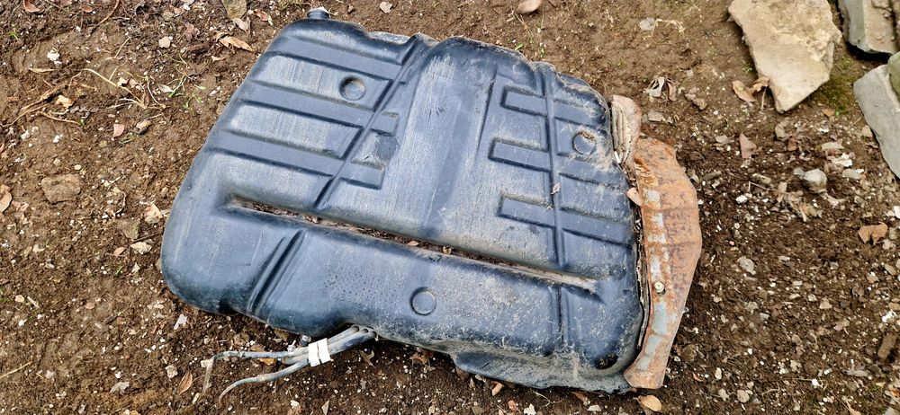 Продам топливный бак от Nissan Primera