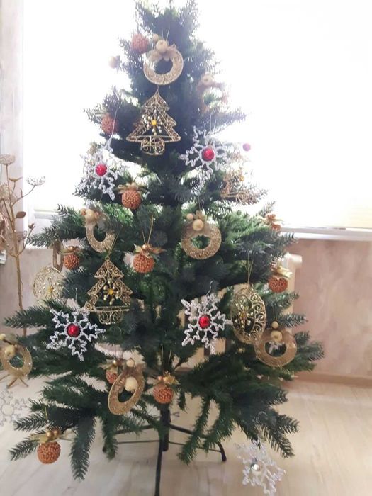 Продается новогодняя елка с игрушками