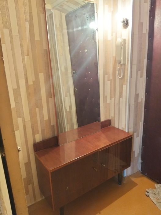 Продам тумбочку с зеркалом б/у в хорошем состоянии