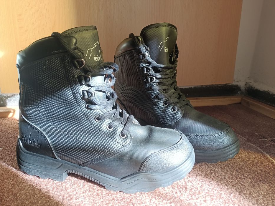 Vând bocanci Felix Bühler