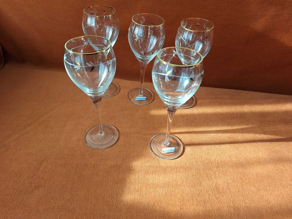 Pahare vechi pentru vin, model deosebit, buza + model aurit, buc = 5