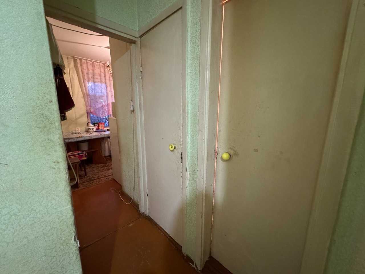 Продам 2 ком. р-н 4 школы, 4/5 этаж, 8300 млн, ТОРГ!!!