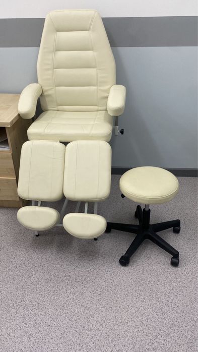 Продаю педикюрный комплект кресло и стул