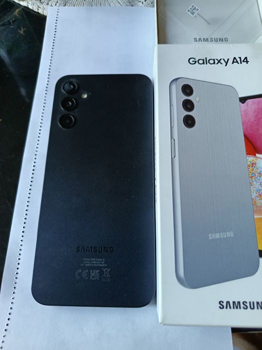 Продавам смартфон Самсунг Galaxi A14   в комплект с безжични слушалки