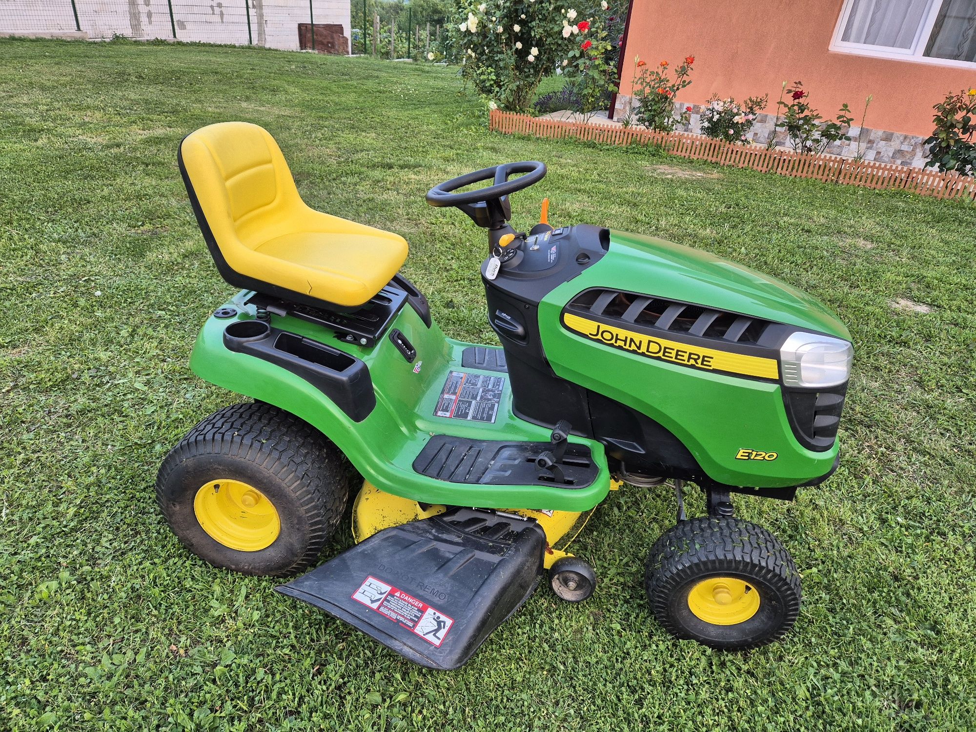 John deere E120 20 CP Tractoras de tuns iarba gazon  Import USA