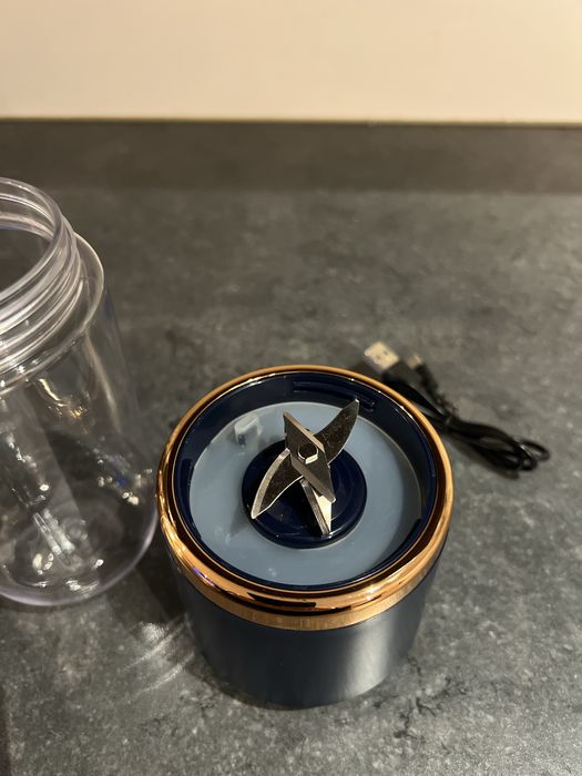 Mini-blender portabil + pahar cu capat (compact, usor de transportat)