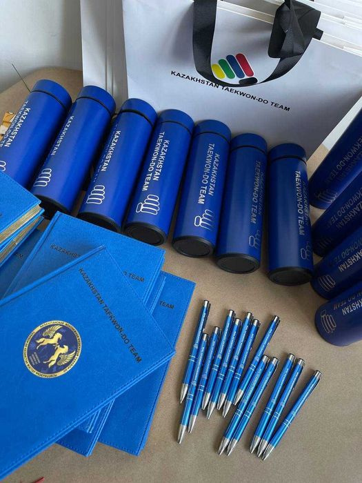 Корпоративные подарки — термос, блокнот, ручка с логотипом новый год