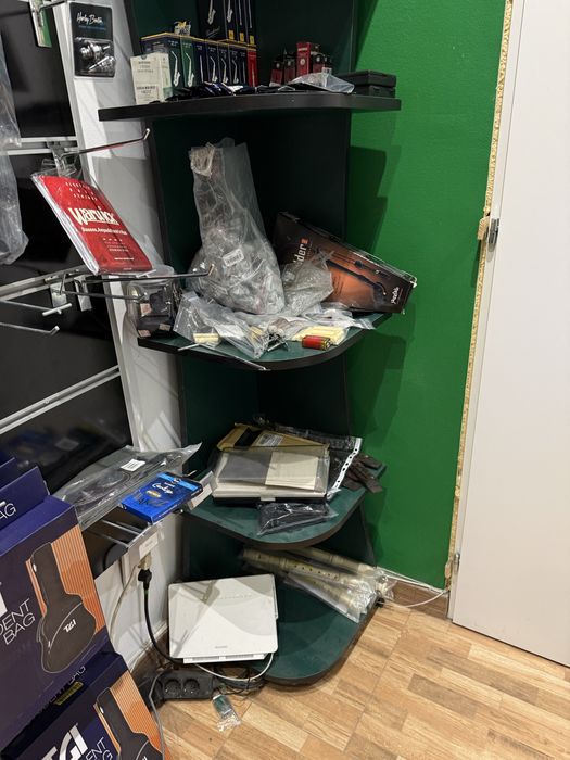 Mobila vitrina de sticla corp suspendat de lemn