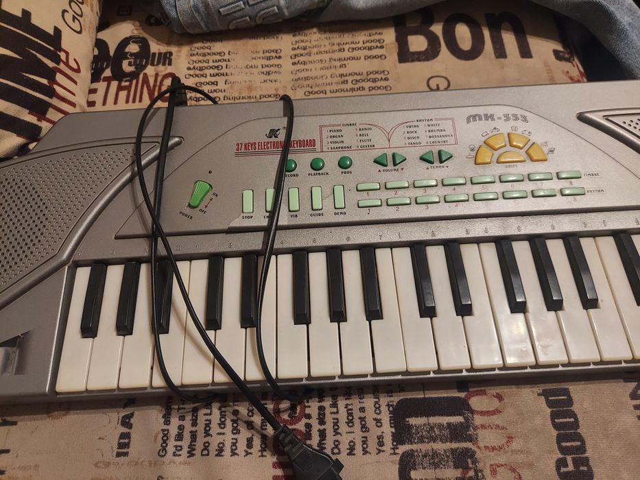 синтезатор серый, с розеткой