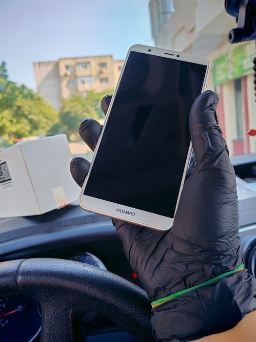 Vând huawei p smart