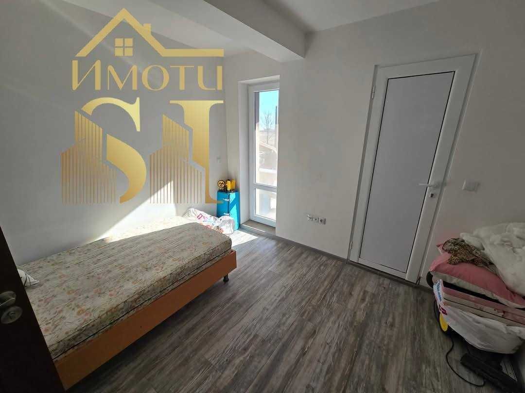 Продава се огромна къща