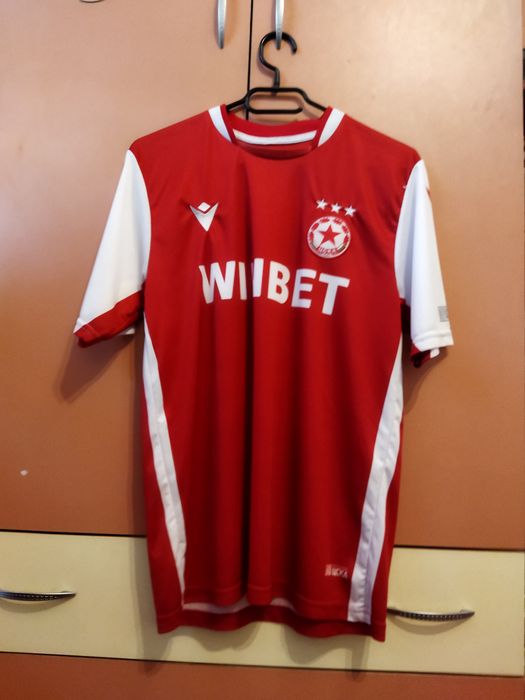 Продавам футболна тениска на ЦСКА от сезон 2024-25.