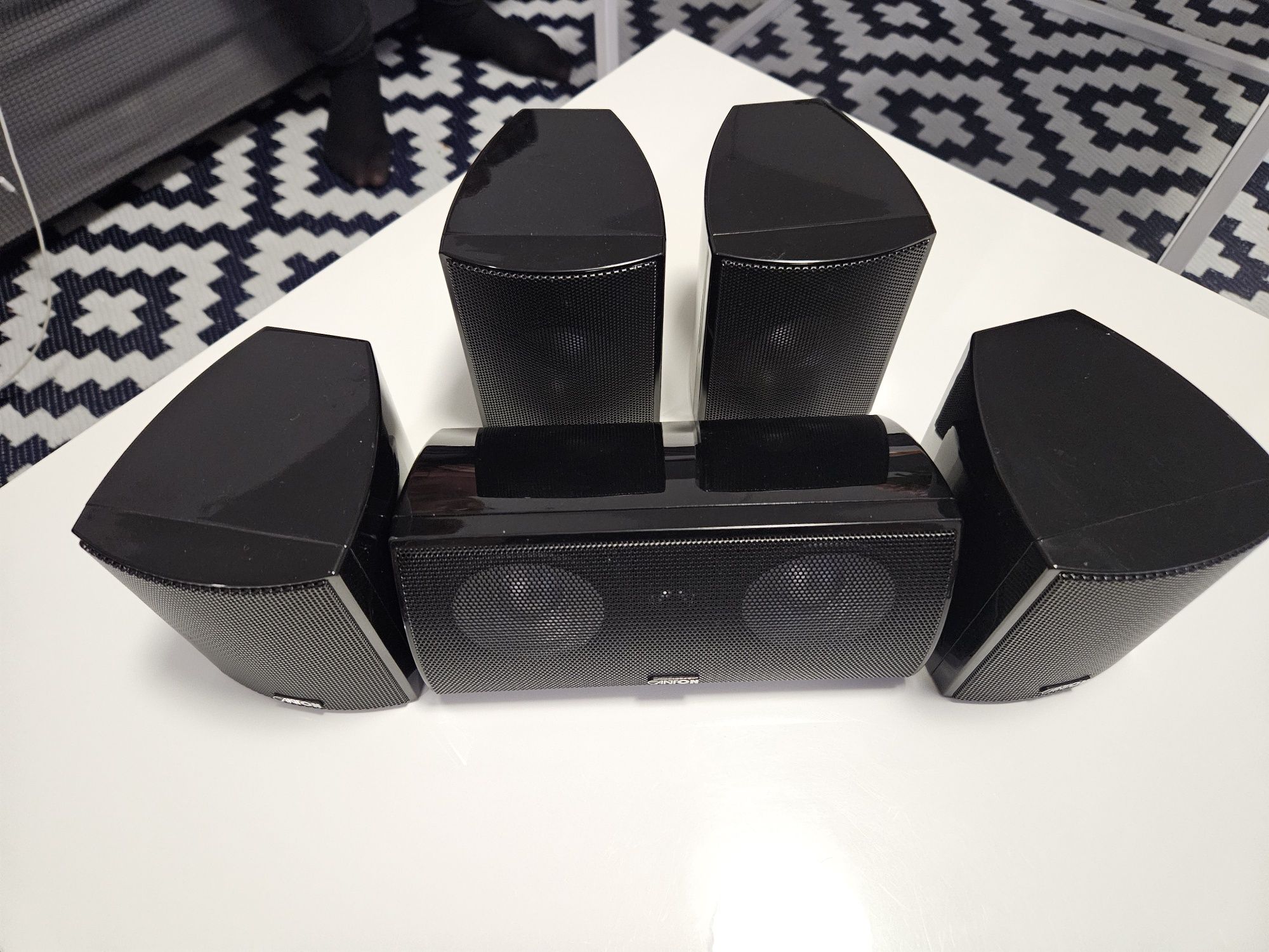 Vand sateliti de la un sistem audio canton mx
