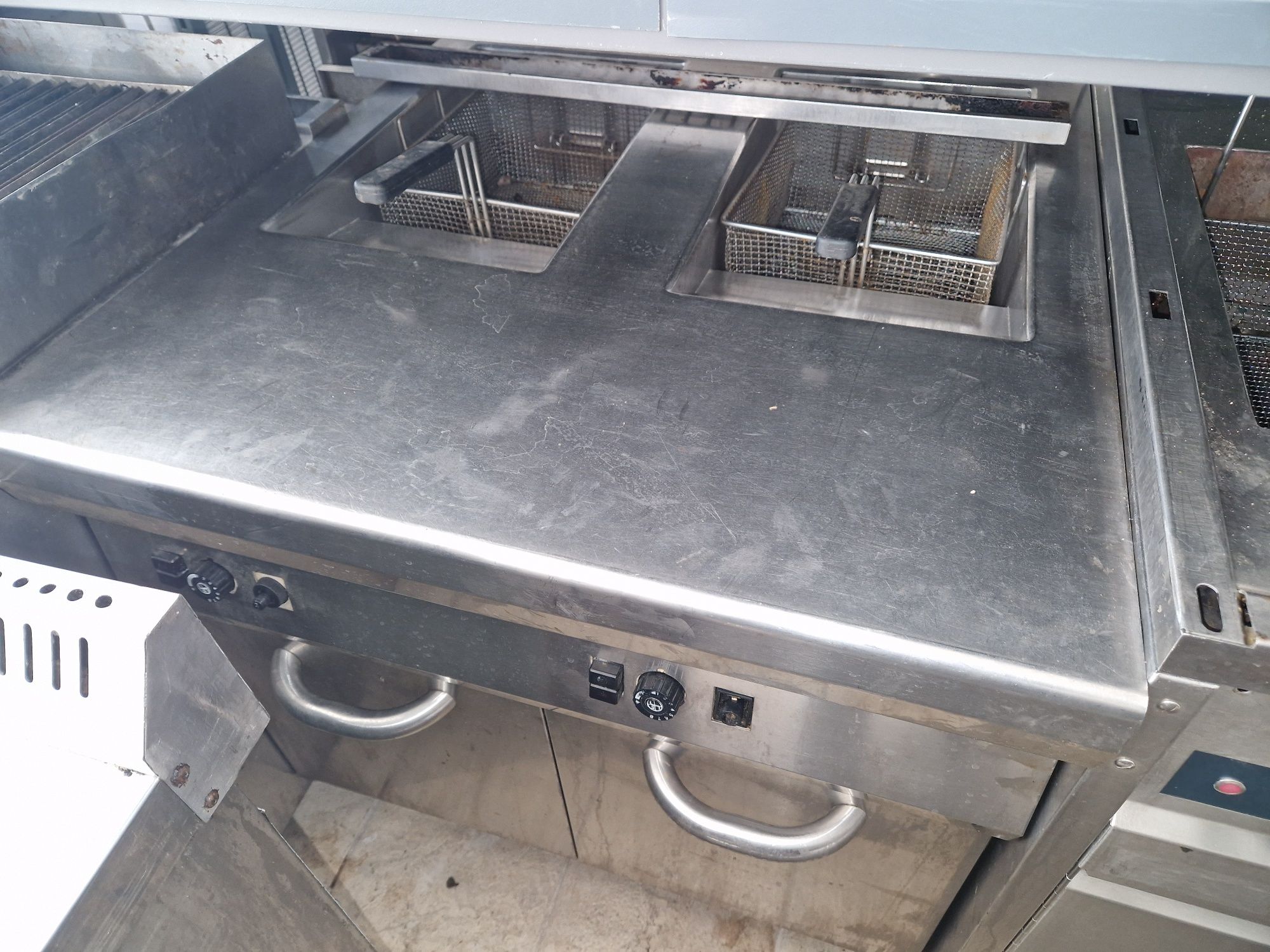 Friteuza dubla de putere, la 380v, de banc, cu robinet