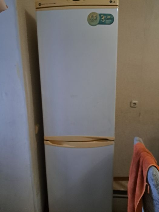 Продам холодильник, надо заправить фреона.