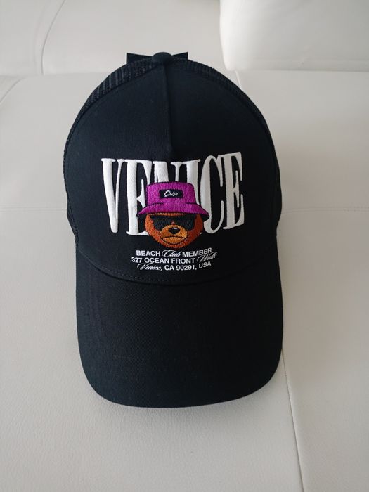 Vând șapcă sport fashion produs model deosebit produs de calitate.