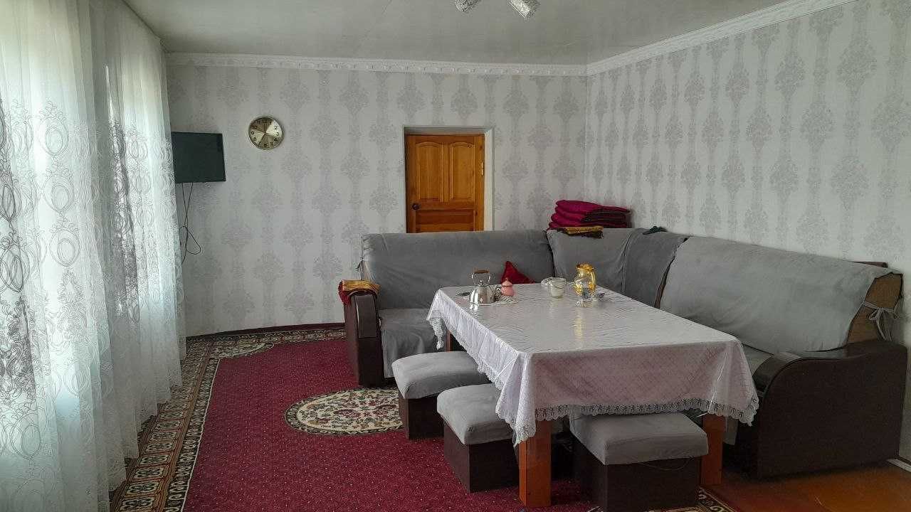 Гулистон шахрида уй сотилади. 7 хонали 10 сотик