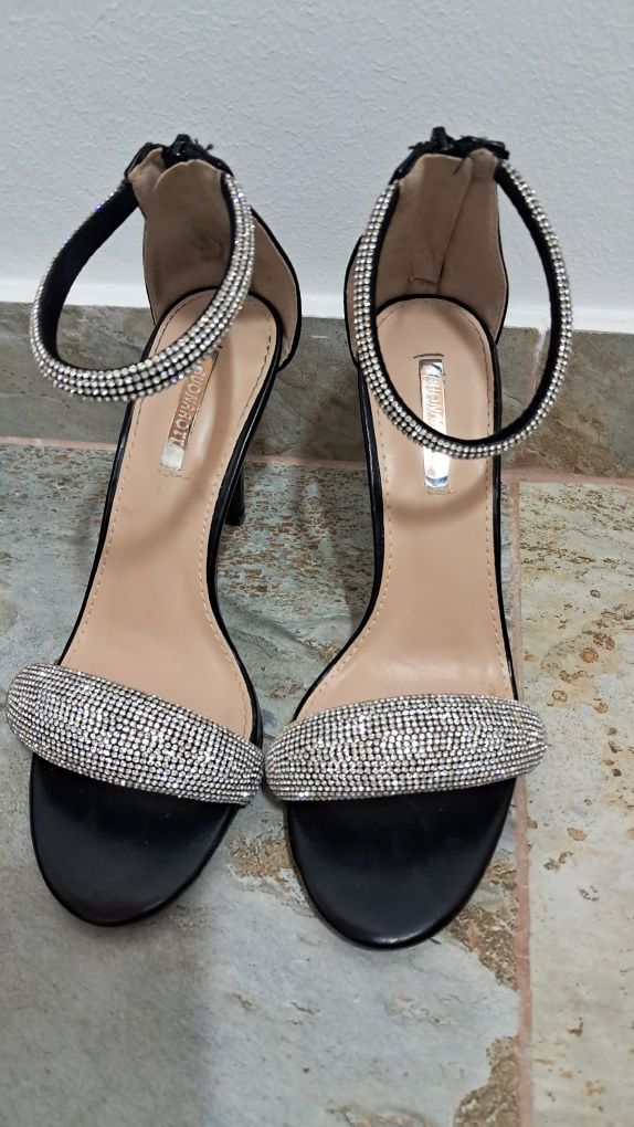 Sandale elegente.