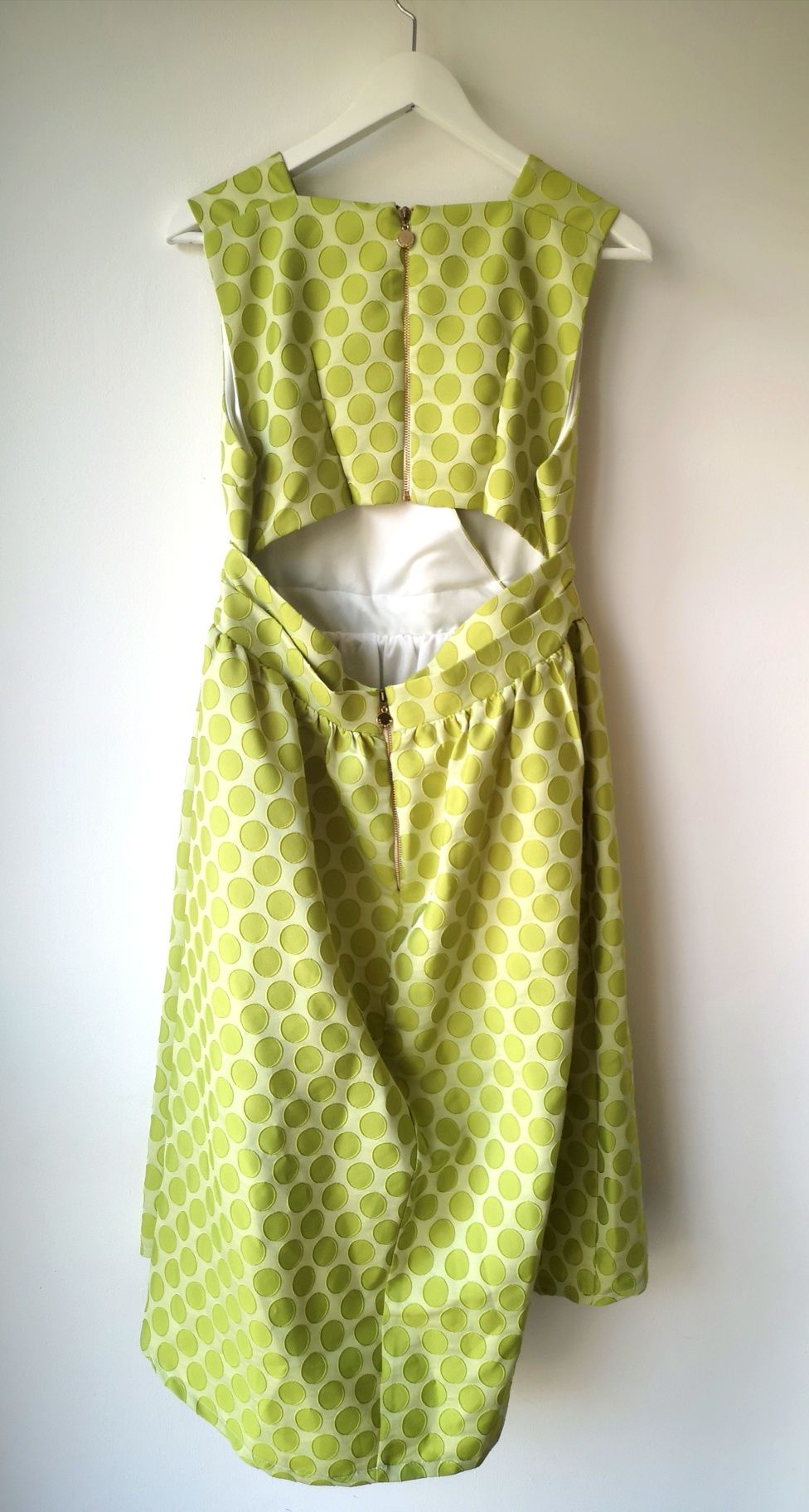 Rochie verde crud, cu buline.