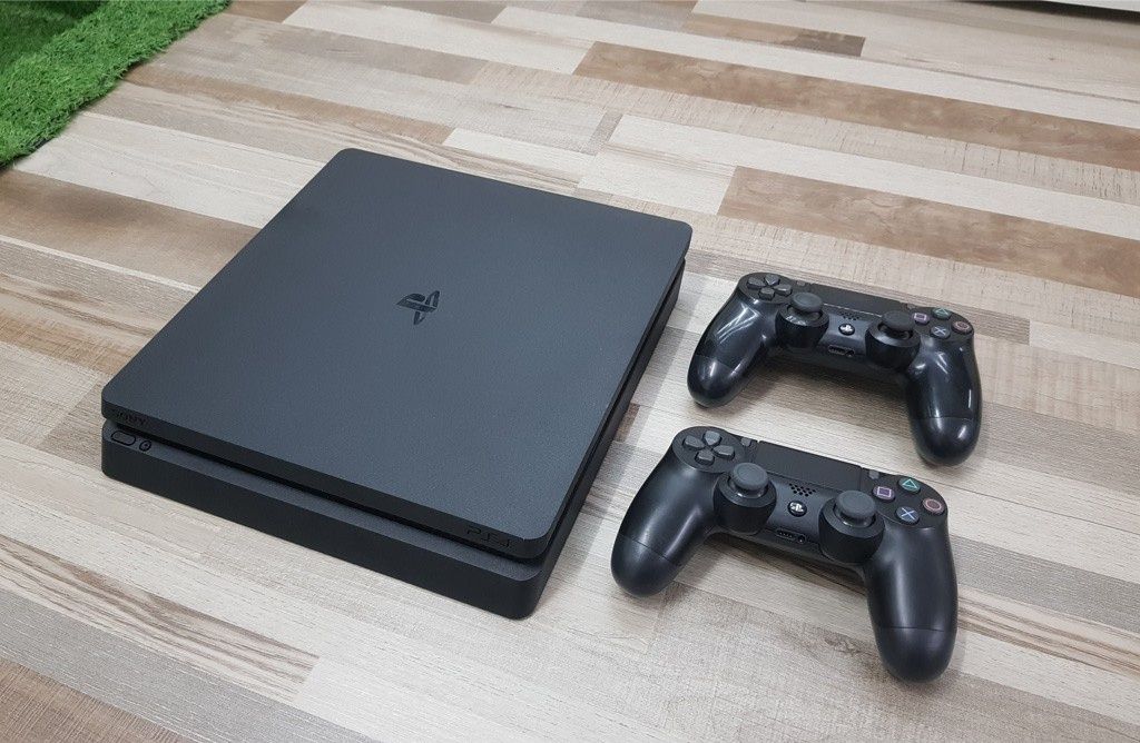 PS4 Slim много игр в идеальном состоянии