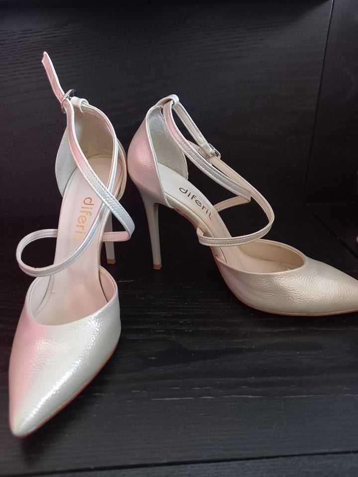 Pantofi stiletto-feminini si eleganti