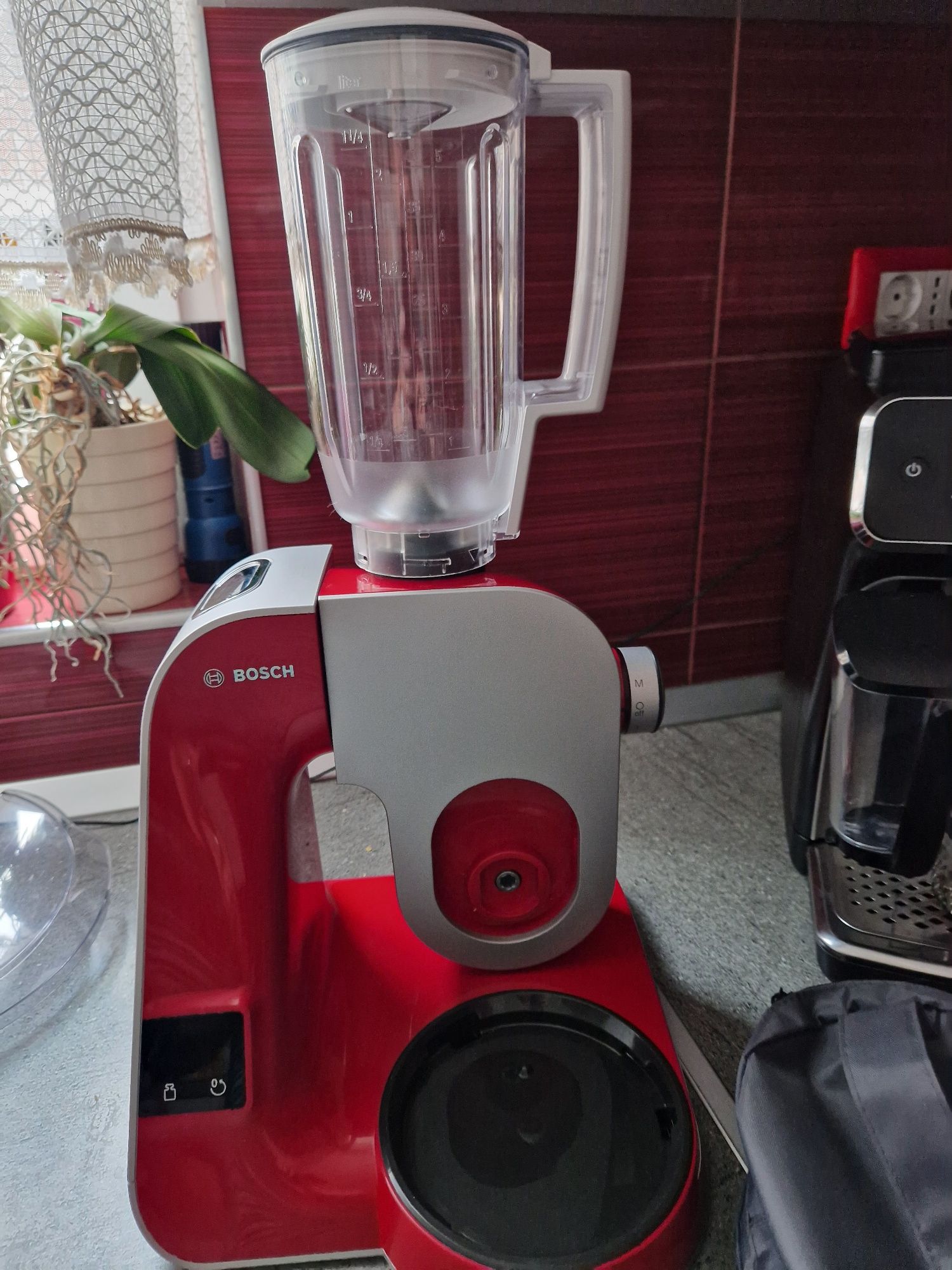 Robot de bucatarie Bosch Mum5 cu cantar integrat plus multe accesorii