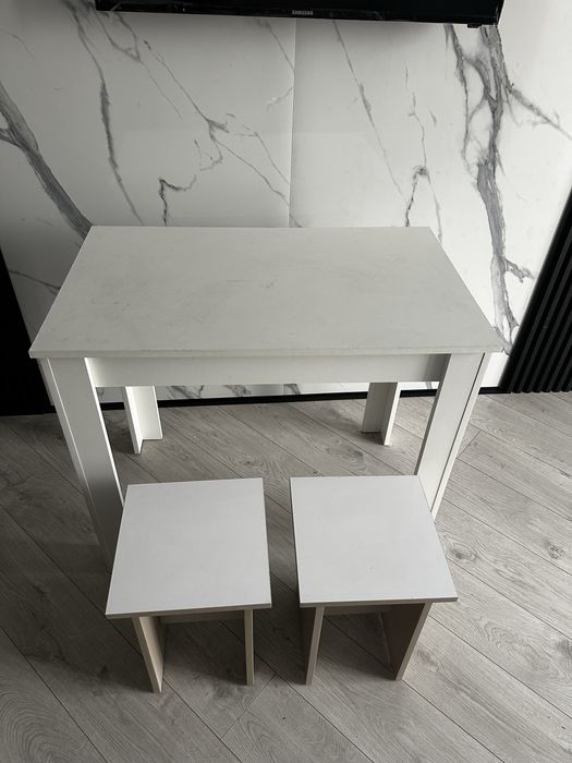 Стол и табуретки