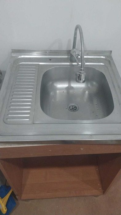 Продается  кух. гарнитур б/у, состоящий из 4 предметов. Торг уместен