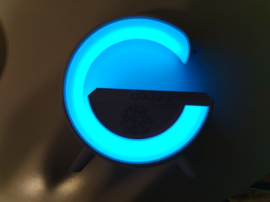Lampa LED, radio, încărcător wireless și boxa bluetooth