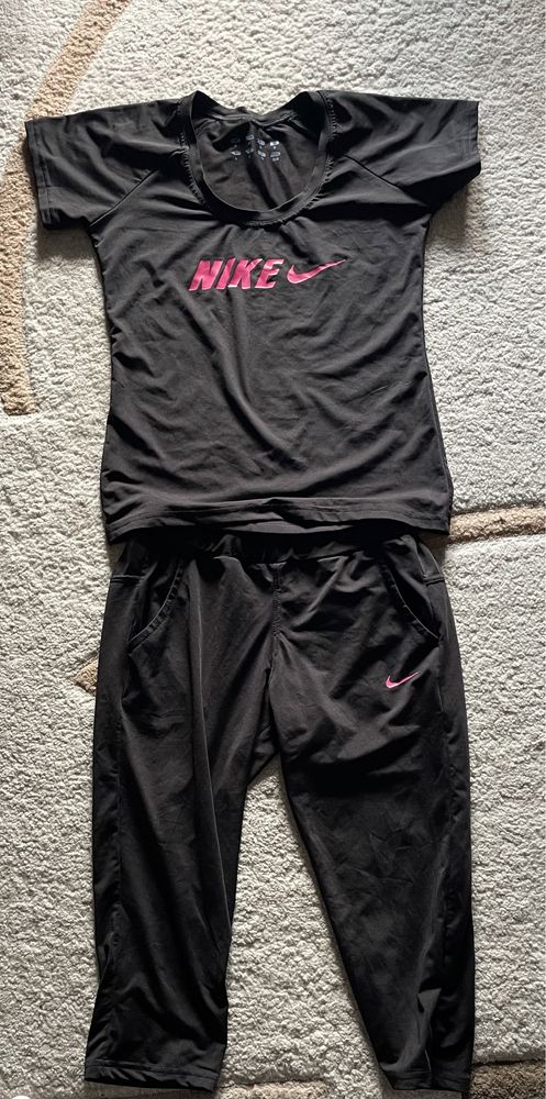 Дамски комплект Nike – тениска и клин