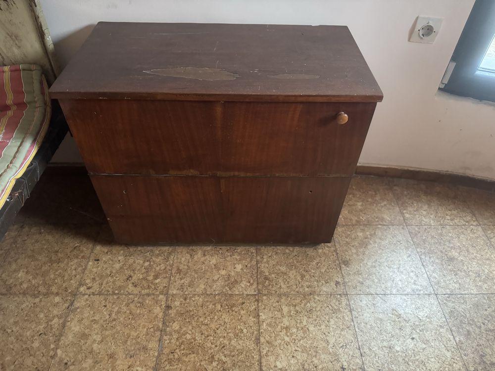 Продава дървена секция/ракла