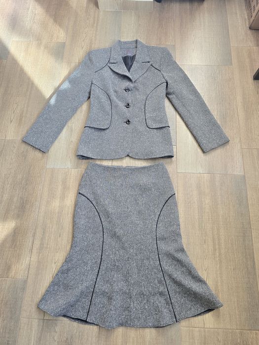 Дамски костюм с вълна