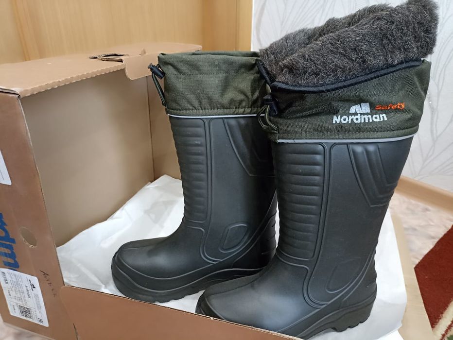 Продам зимние новые спец обувь