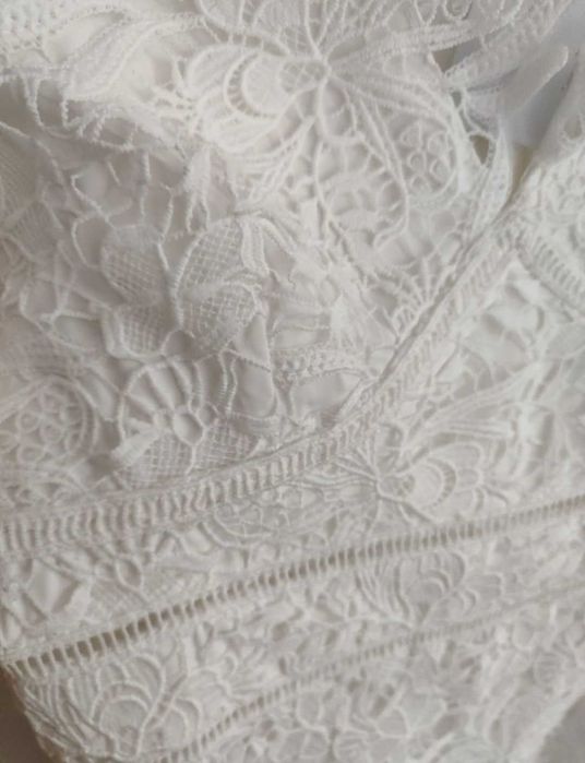 Бяла рокля Karen Millen с гипюрена дантела