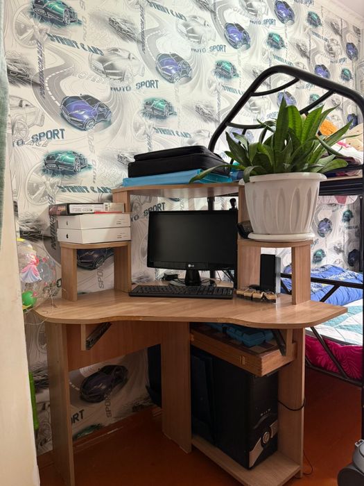 Компьютерный стол.