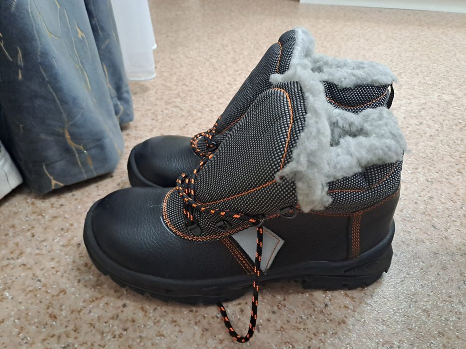 Продается Зимние рабочие ботинки с мехом 41 размера
Продается 
-