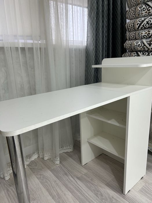 Маникюрный  стол